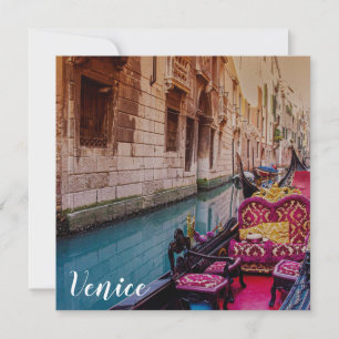 Canal avec gondole traditionnelle à Venise, Italie