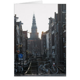 Canal d'Amsterdam avec vélos et carte Old Church