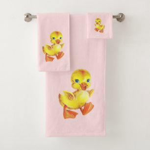 Caneton mignon sur serviette de bain rose clair