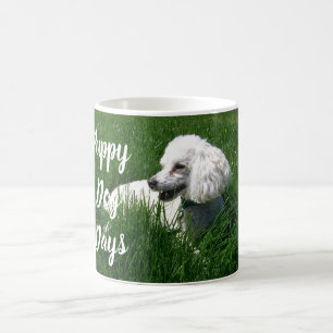Caniche blanc dans la tasse de canicules de chiot
