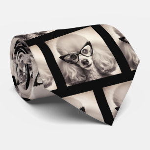 Caniche drôle avec lunettes nerd cravate