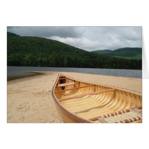 Canot sur la carte blanche de plage