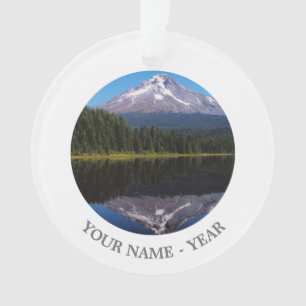 Capot de bâti reflété dans le lac