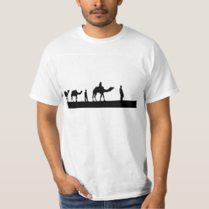 Caravane de chameau croisant le T-shirt de désert