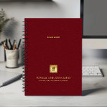 Cardinal Red Leather Look Business logo et nom<br><div class="desc">Restez organisé et élevez votre image professionnelle avec notre planificateur Spiral personnalisé, avec un design en cuir cardinal rouge raffiné qui combine sophistication et fonctionnalité. Un espace carré personnalisable sur la couverture vous permet d'afficher en évidence votre logo d'entreprise sur une texture dorée tandis que deux lignes supplémentaires de texte...</div>