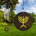 Carillon À Vent Flamme de Menorah<br><div class="desc">Un rendu numérique brun et or de la menorah juive à sept branches (hébreu : מְ נ וֹ רָ ‎). La menorah à sept branches, utilisée dans le sanctuaire portatif mis en place par Moïse dans le désert et plus tard dans le Temple de Jérusalem, est un symbole du judaïsme...</div>