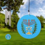Carillon À Vent Persian Magen David Menorah<br><div class="desc">Cette image a été adaptée à partir d'un carrelage juif perse antique et présente une menorah avec un Magen David (Étoile de David) encadré de branches d'olivier. Les imperfections de l'image originale peinte à la main ont été conservées.</div>