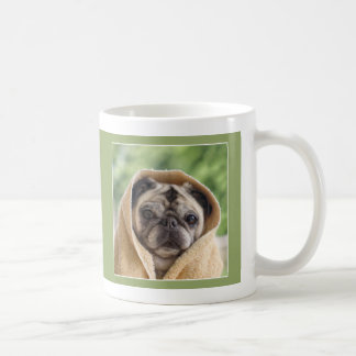 Carlin couvert dans la tasse de carlin d'amour par