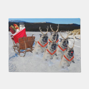 Carlins tirant le tapis de porte de Sleigh de Noë