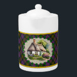 Carnegie Chalet et Tartan Personnalisé<br><div class="desc">Quelle façon amusante d'égayer votre cuisine qu'avec ce cottage coloré Carnegie au chaume et à la théière de tartan ! Entouré de chardon, l'ancienne phrase écossaise "Lang may yer lum reek" signifie "longue mai votre cheminée fumée". En d'autres termes, souhaiter à quelqu'un une vie longue et saine. Idéal pour un...</div>