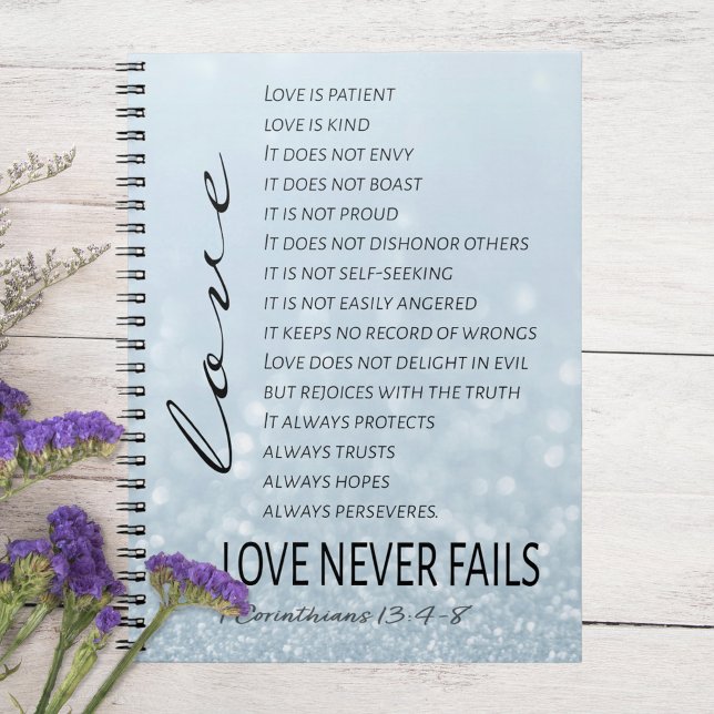 Carnet 1 Corinthiens 13 L'amour est la Bible Verse (Corintians 13:4-8 Love Never Fails Notebook on White Table with Purple Flowers)