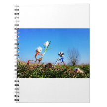 2 Fubby qui plantent une sphère de crocus.