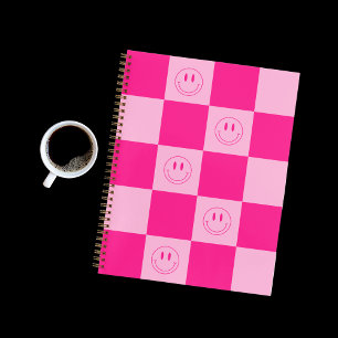 Carnet À damiers rose chaud tendance et sourire heureux