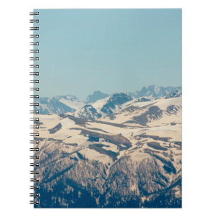 Carnet A mountain range with thawing snow and ice in the