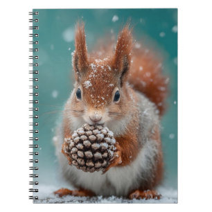 Carnet Adorable écureuil rouge dans la neige avec un Pine
