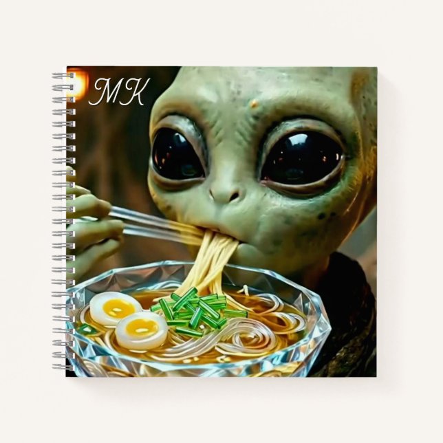 Carnet Alien drôle mangeant des nouilles Ramen monogrammé (Devant)