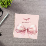 Carnet Arc rose pâle<br><div class="desc">Une couleur arrière - plan rose vif. Décoré d'un grand arc rose. Personnalisez et ajoutez le nom de votre servante. Script manuscrit en or.</div>