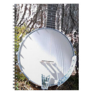 Carnet Banjo se reposant contre un arbre