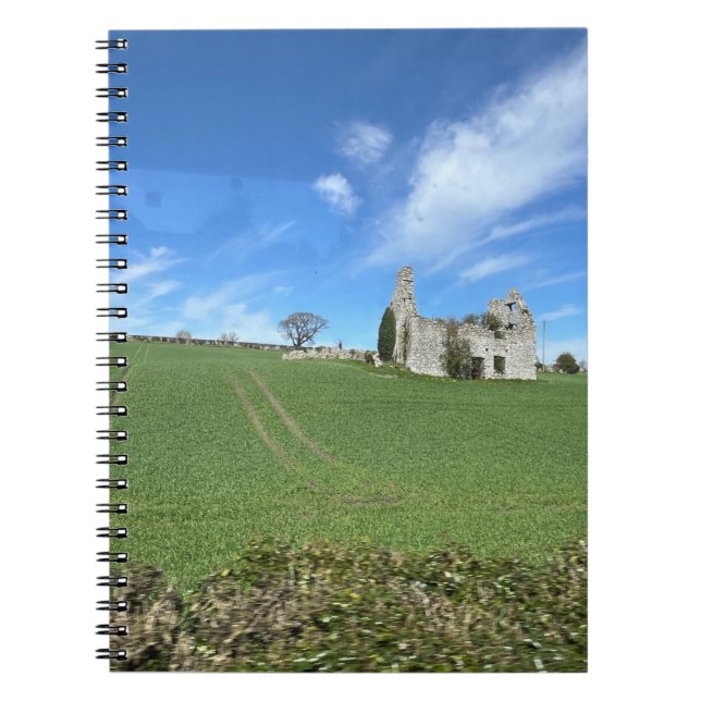 Carnet Bâtiment en pierre dans un champ vert de la campag (Devant)