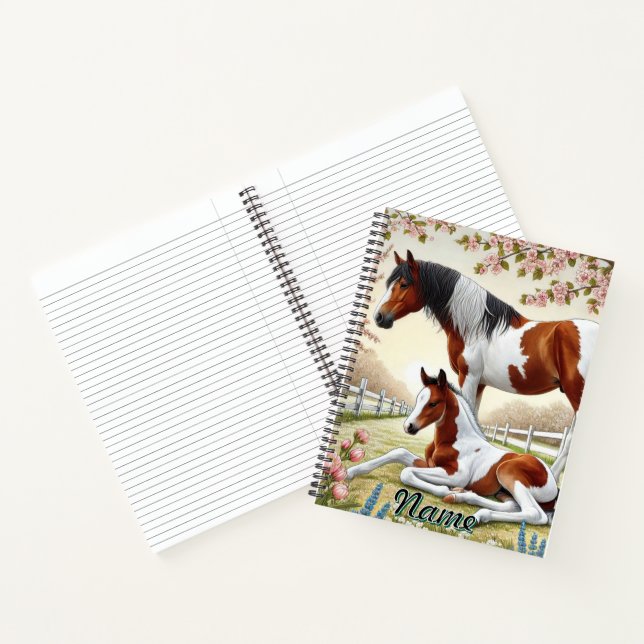 Carnet Beau cheval et poulain dans un verger en fleurs (Intérieur)