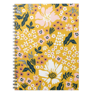 Carnet Belles fleurs de jardin sur arrière - plan jaune.