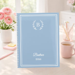 Carnet Bleu poussiéreux Monogramme Luxe Silencieux Person