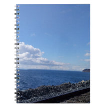 bord de mer et voie ferrée sous un ciel bleu