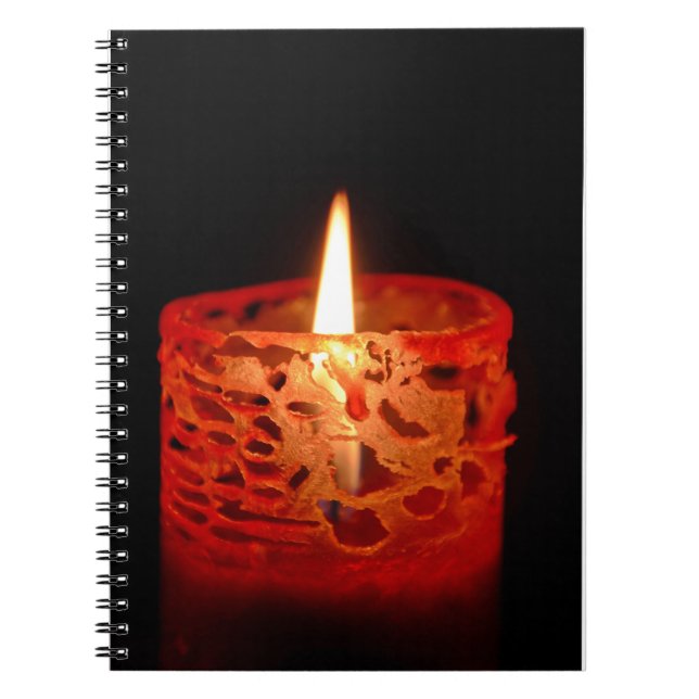 Carnet Bougie sur un arrière - plan noir (Devant)