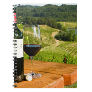 Carnet Bouteille de vin rouge et de verre sur la table