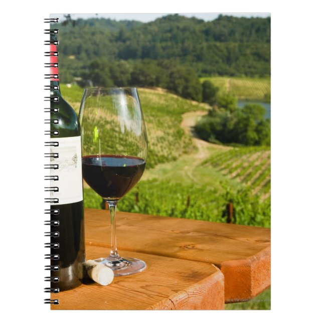 Carnet Bouteille de vin rouge et de verre sur la table (Devant)
