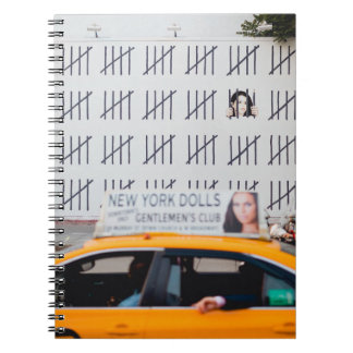 CARNET CAB JAUNE DEVANT UN MUR PEINT BLANC