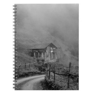 Carnet Cabane en bois dans la nature/brouillard en montag