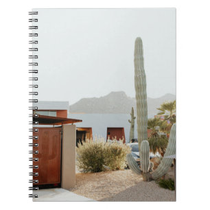 Carnet Cactus vert à côté des maisons le matin