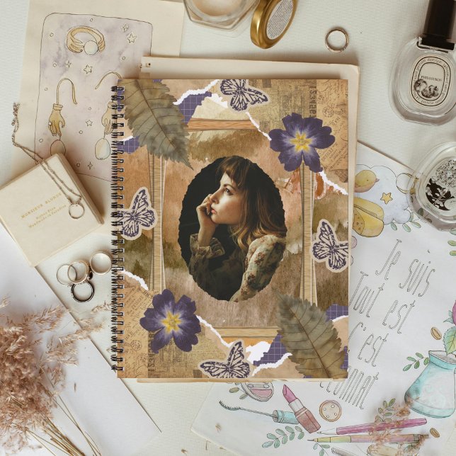 Carnet Cadre de mémoire à fleurs violettes (A tender collage of pressed petals and vintage textures—crafted to hold your quiet reflections.)