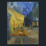 Carnet Café Terrasse en soirée | Vincent van Gogh<br><div class="desc">Cafe Terrace at Night (1888) de Vincent van Gogh est une représentation lumineuse et emblématique d'un café extérieur à Arles, en France, sous un ciel étoilé. Le jaune vif du café contraste magnifiquement avec le bleu profond de la nuit, créant une ambiance chaleureuse et accueillante. Les coups de pinceau expressifs...</div>