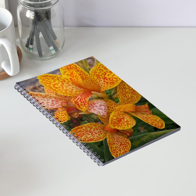 Carnet Canna Lily Jaune avec Fleurs à Taches Rouges (In Situ)