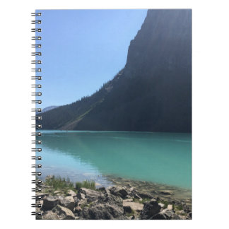 CARNET CANOES MULTICOLORES MOUILLÉS DANS UN QUAI AU LAC