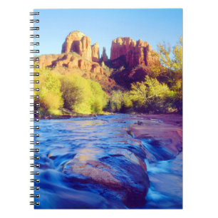 Carnet Cathedral Rock se reflétant dans Oak Creek, Arizon