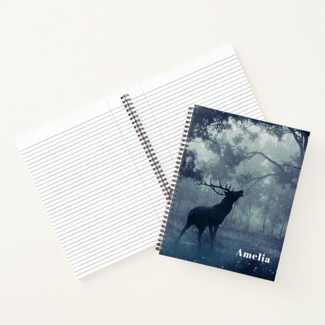 Carnet Cerf avec Antlers dans une forêt ombragée (Intérieur)