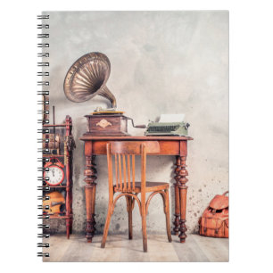 Carnet Chaise ancienne, vieille machine à écrire, radio r