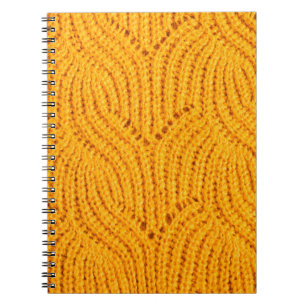 Carnet Chandail en tricot orange, arrière - plan texturé.
