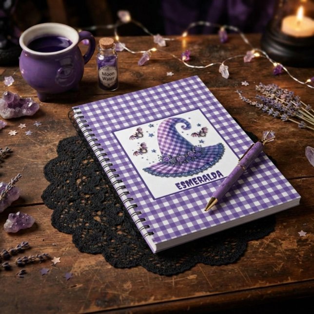 Carnet Chapeau de sorcière Halloween en gingham violet et (Créateur téléchargé)