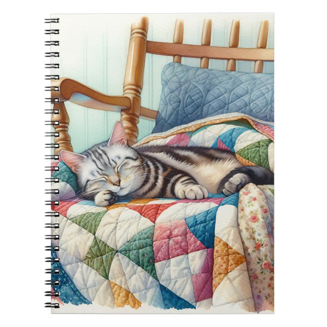 Carnet Chat gris doux dormant sur une courtepointe (Devant)