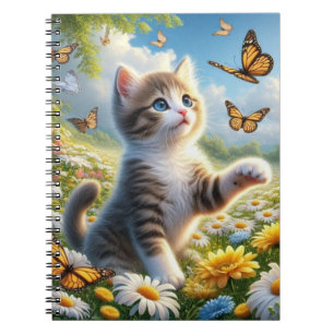 Carnet Chaton poursuivant des papillons dans un jardin fl
