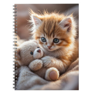 Carnet Chaton rouge duveteux jouant avec un petit ours en