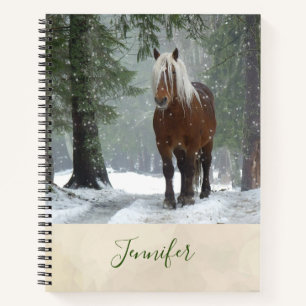 Carnet Cheval Brown dans une forêt d'hiver avec chute de