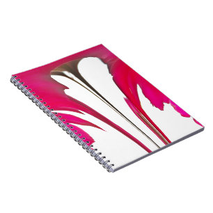 Carnet Chic rouge extraordinaire rose sous le ciel blanc.
