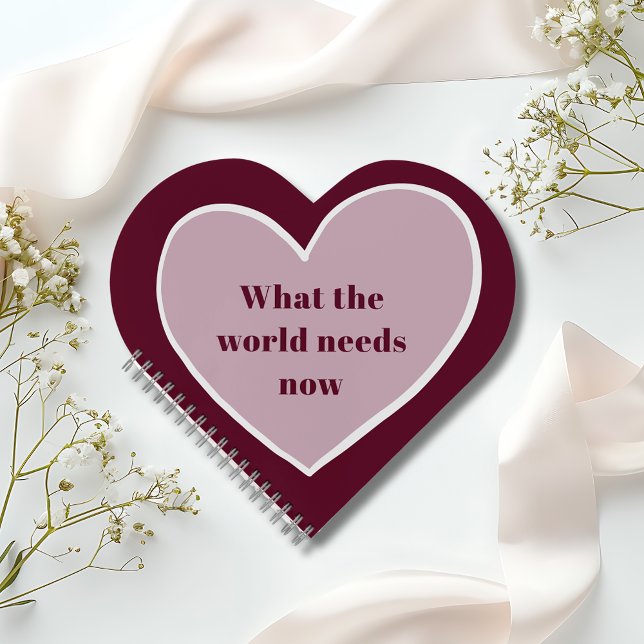 Carnet Citation Motivationnelle Cœur Rose Marron (Pink Heart What the World Needs Now Motivational Quote Heart Shaped Maroon Notebook)