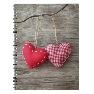 Carnet Coeurs rouges sur le tableau en bois 2