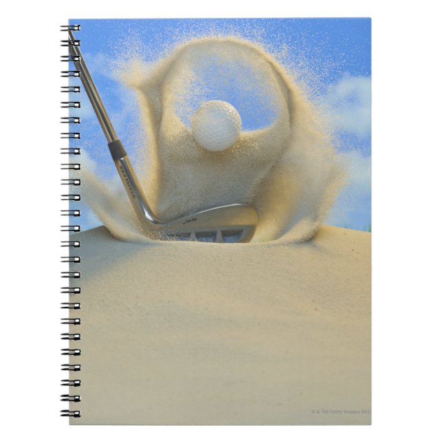 Carnet coin de sable frappant une balle de golf sur un sa (Devant)